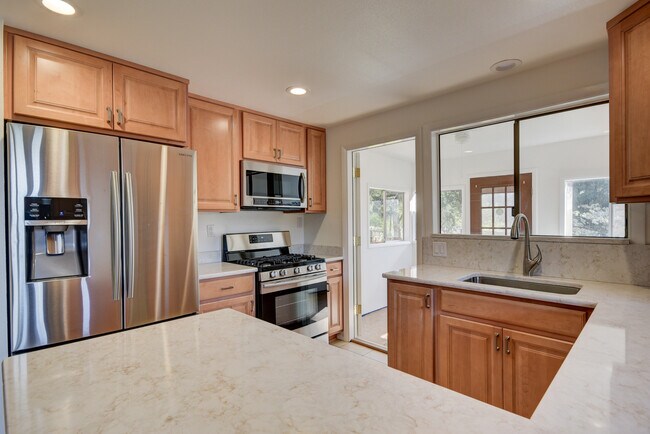 Foto del edificio - Unique 3 Bed 3 Bath Home