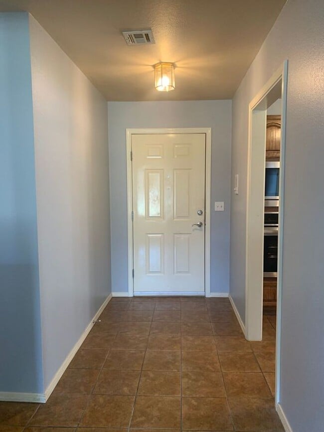 Building Photo - This delightful rental presents three bedr...