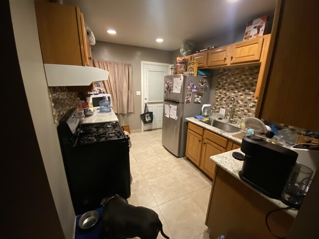 Shared kitchen - 2232 Lincoln Park Ave