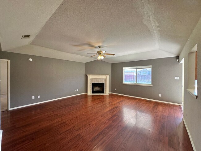 Building Photo - Viewable Now!