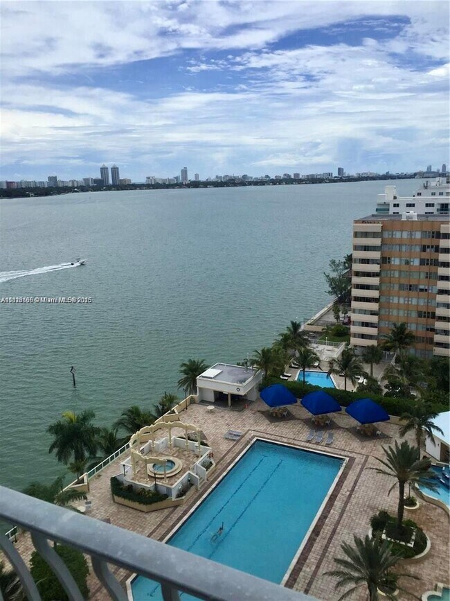 Foto del edificio - 7601 E Treasure Dr