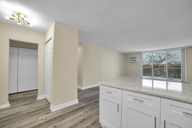 Foto del edificio - 2222 S Stewart Ave