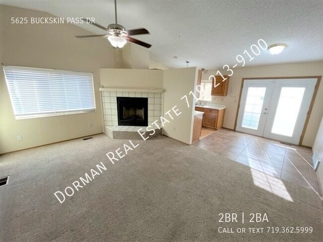 Building Photo - Townhome with Garage