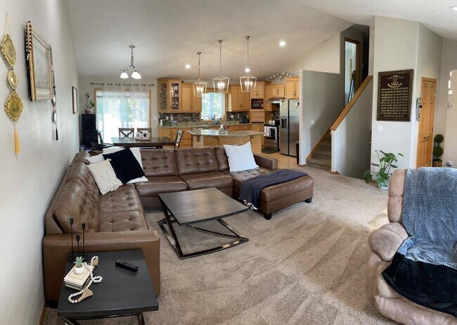 Building Photo - Stunning 5 bedroom 4 bathroom single famil...