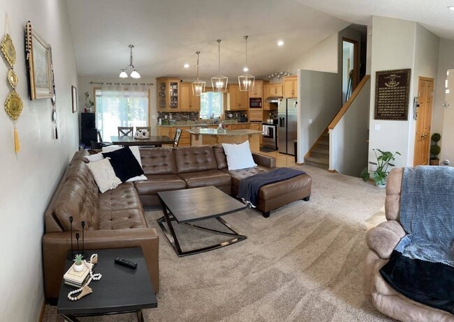 Foto del edificio - Stunning 5 bedroom 4 bathroom single famil...