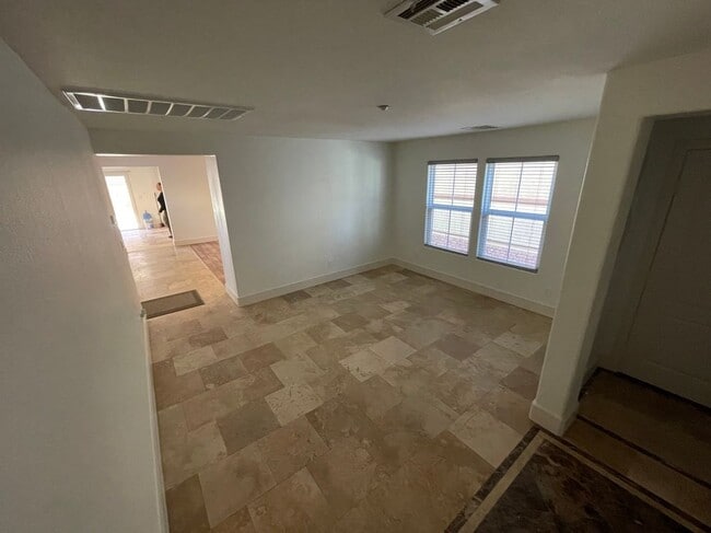 Foto del edificio - 668 Moonlight Stroll St