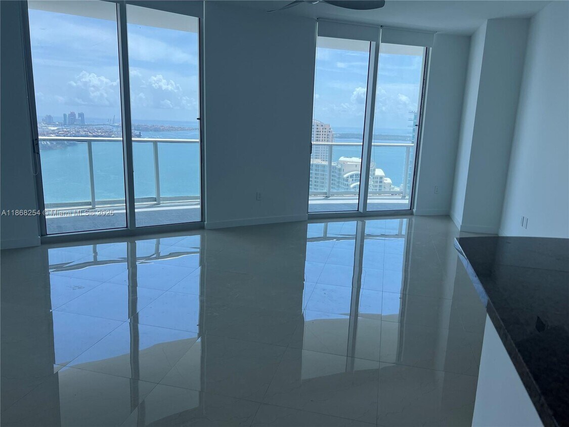 Foto principal - 300 S Biscayne Blvd