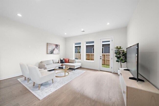 Foto del edificio - 2626 W Tidwell Rd