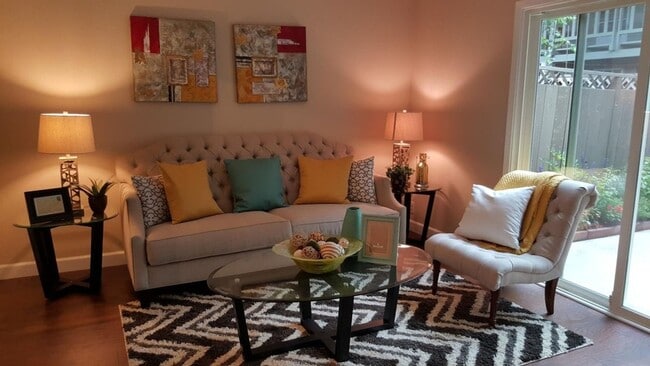 Building Photo - 2BD/2.5BA Modern Townhome in Near Tech Gia...