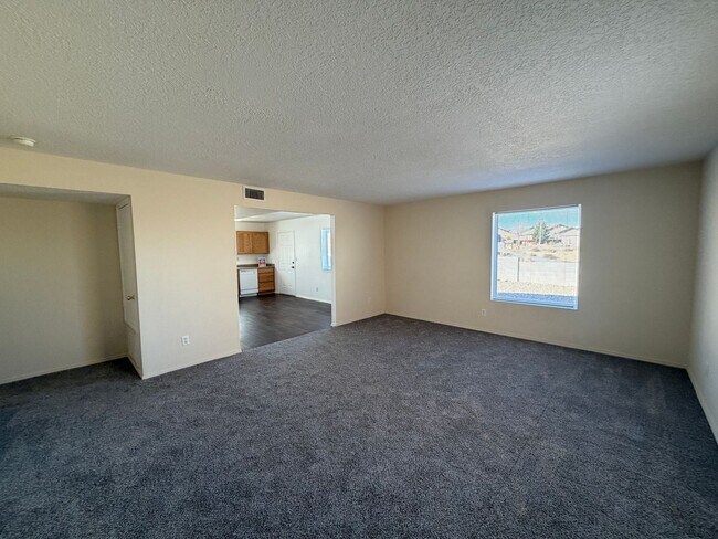 Foto del edificio - 3 Bedroom Single Story Home Near Northern Blvd NE & Loma Colorado Blvd NE!