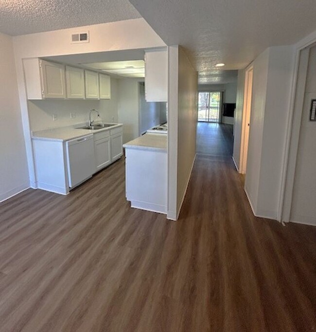 Foto del edificio - 3 Bedroom Townhome in Murray