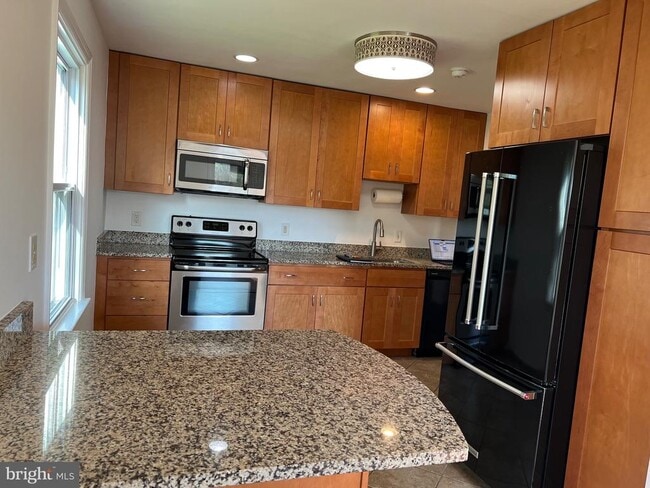 Building Photo - 650 Linden Cir