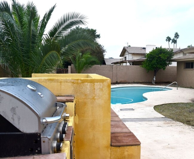 Foto del edificio - Awesome 5 Bed 2 Bath Home at ASU