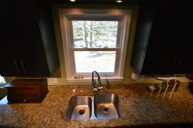Building Photo - 716 Benchmark Ct