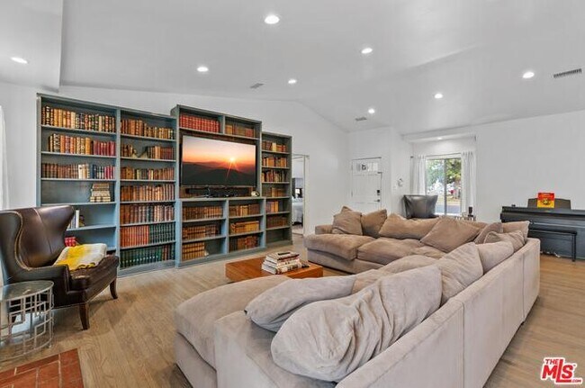 Foto del edificio - 6939 Noble Ave