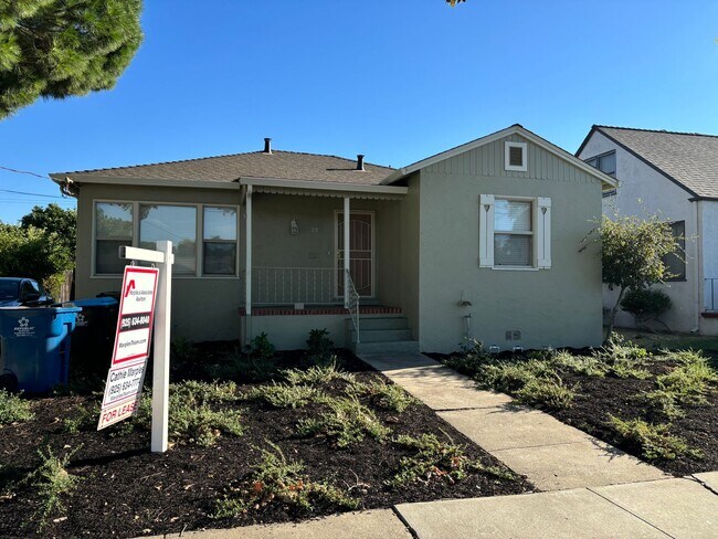 Building Photo - Charming single-story rental opportunity! ...
