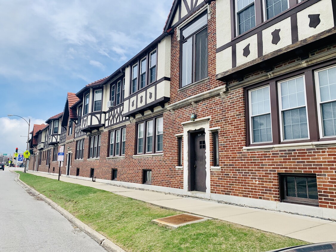 Building Exterior - 1111 S Prospect Ave