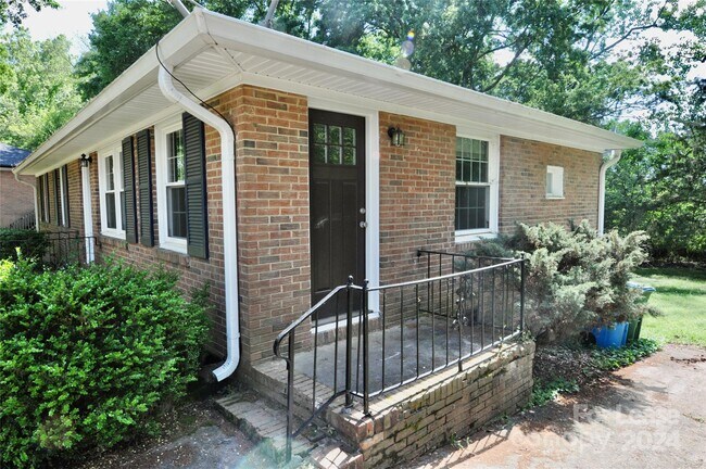 Building Photo - 118 Kenmore Dr
