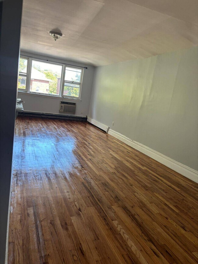 Building Photo - 1238 E 69th St