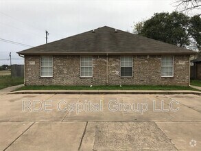 Building Photo - 501 Sally Ln