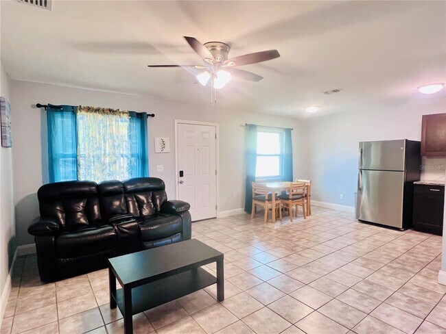 Foto del edificio - 5202 Laurel Pl