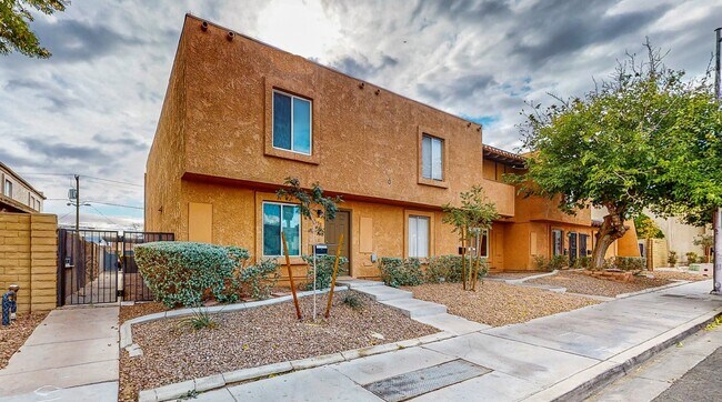 Building Photo - 2 BEDROOM 1 1/2 BATH TOWN HOME