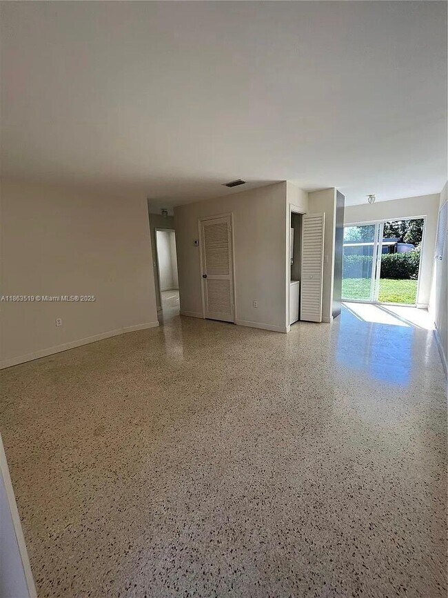 Foto del edificio - 628 W 17th St