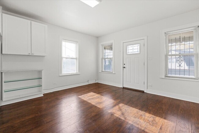 Foto del edificio - 5742 N Milwaukee Ave