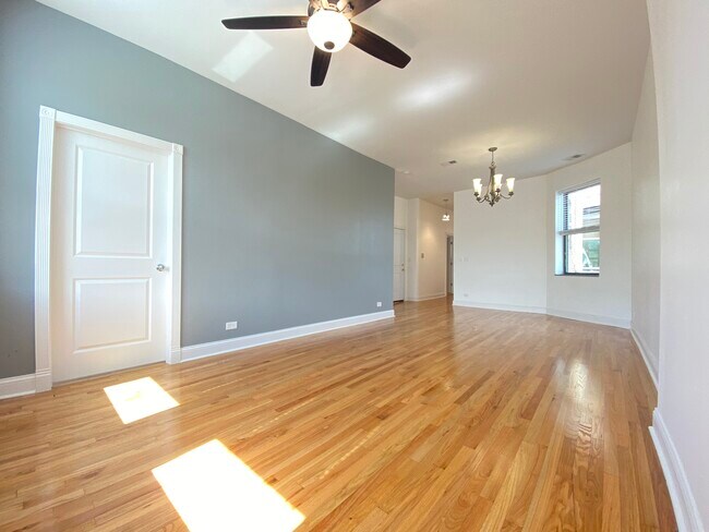 Living Room / Dining room - 4551 N Clark St