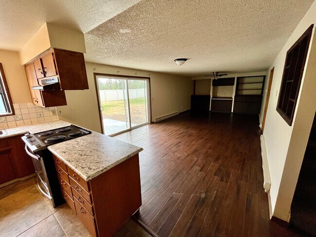 Building Photo - Inviting 4 Bed, 2.5 Bath Home w/ a Shop & ...