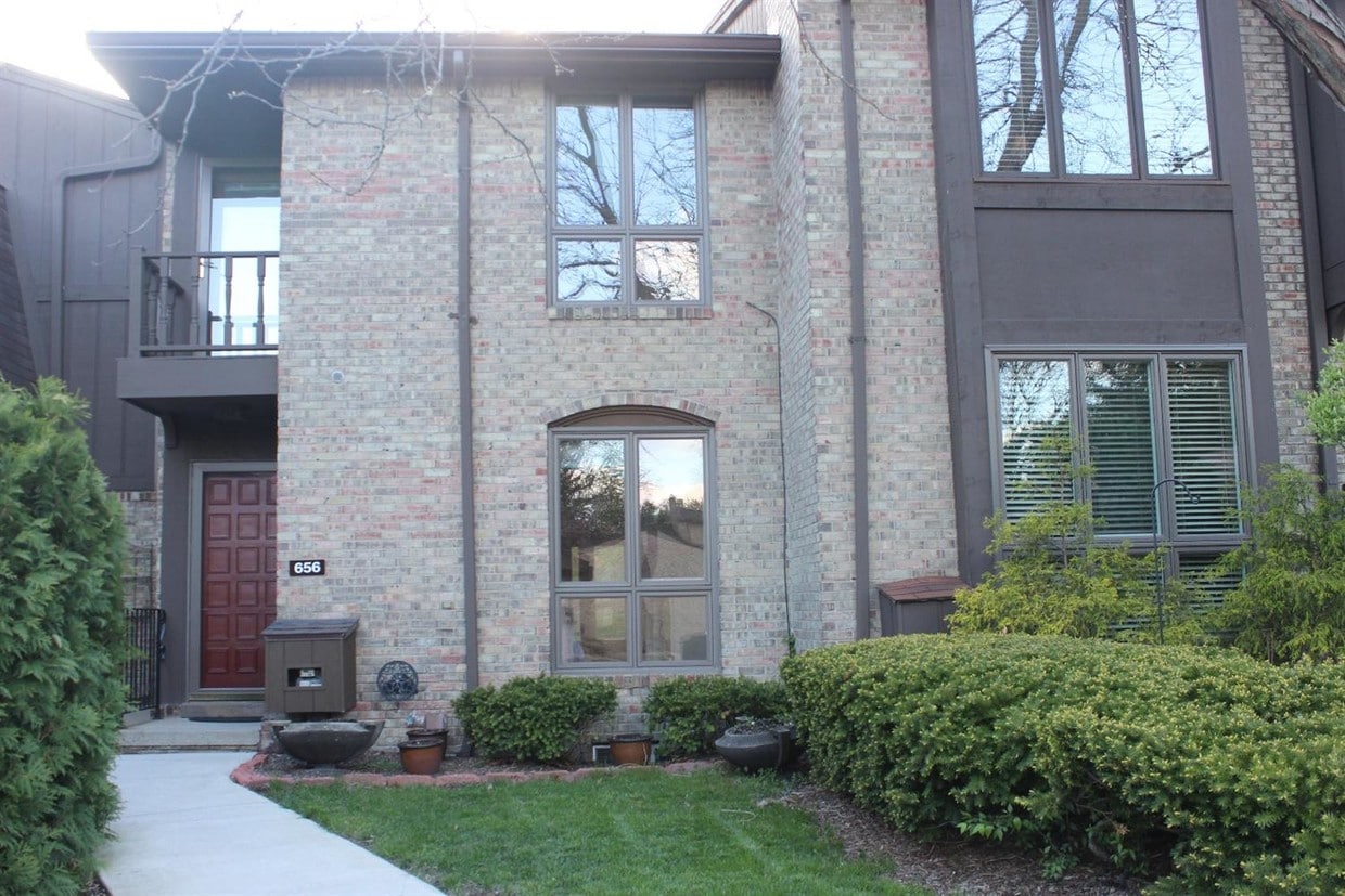 Primary Photo - 656 Greenhills Dr