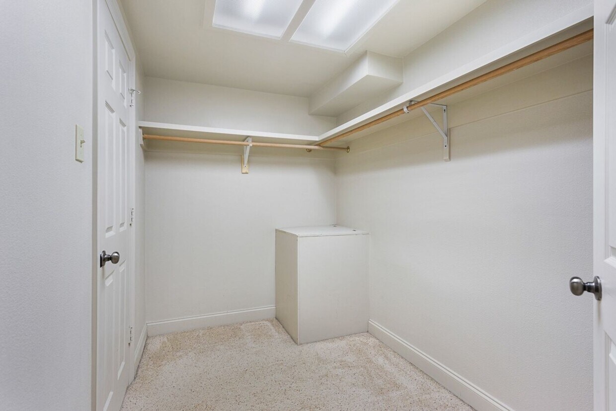 Foto principal - 2BR 2BA Condo Downtown (Riverview Condomin...