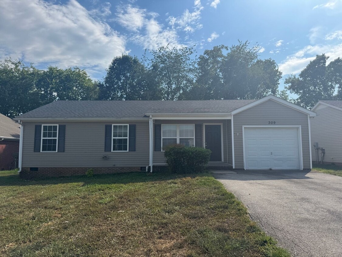 Foto principal - Spacious three bedroom, two bathroom home