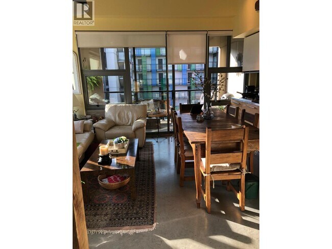Photo du bâtiment - 388-381 W 1st Ave