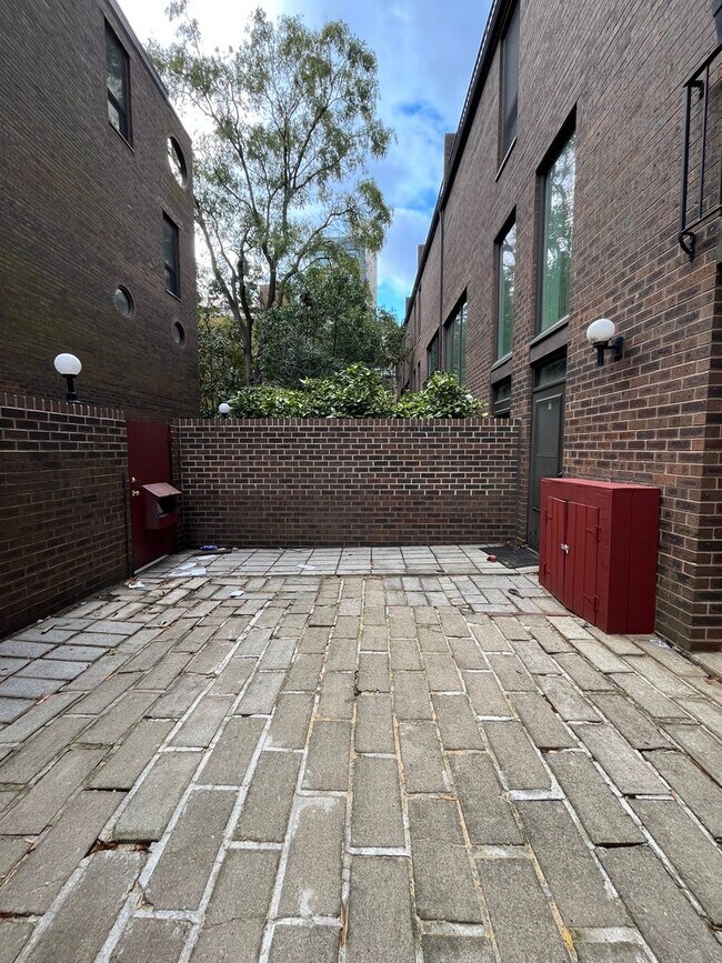 Foto del edificio - Spacious Three Bedroom Townhome in Society Hill!