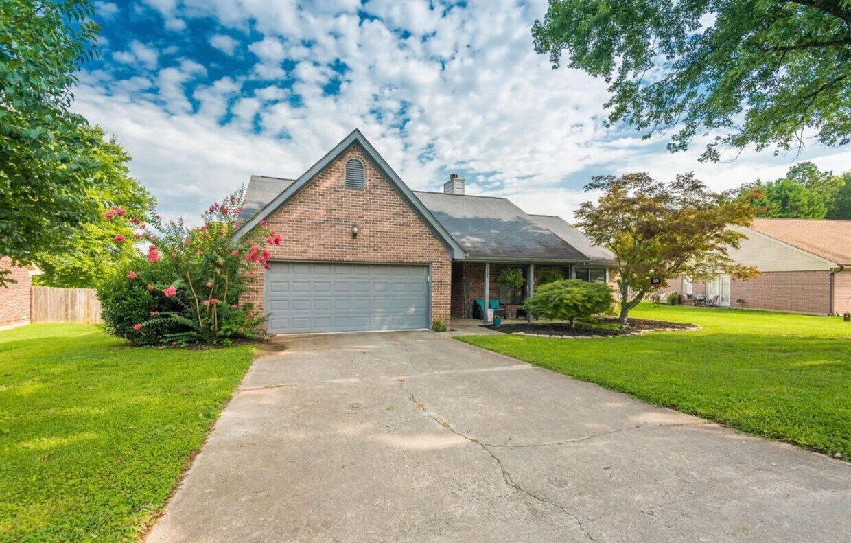 Foto principal - Knoxville 37922 - 3 bedroom, 2 bath home -...