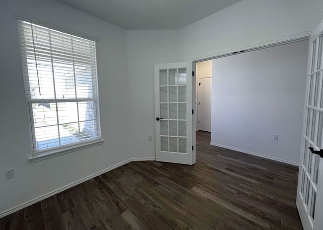 Building Photo - 700 Livewater Ln