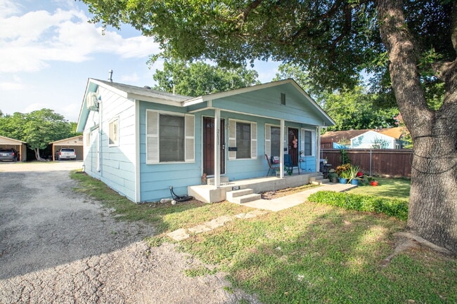 Photo - Cozy 1 Bed, 1 Bath Duplex A Block From Woodlawn Lake Apartment