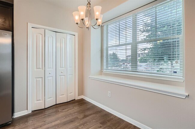 Foto del edificio - 516 E Slaughter Ln