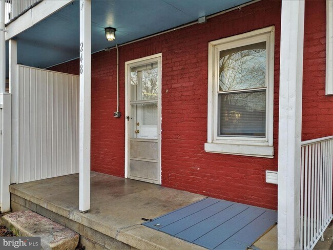 Building Photo - 248 N Mulberry St