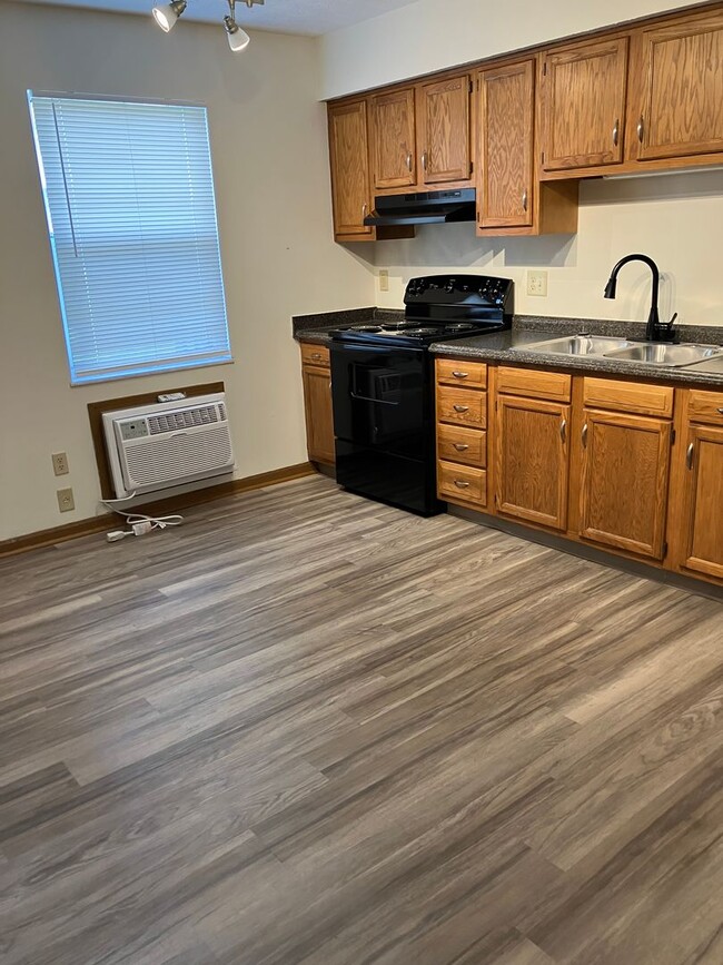 Building Photo - Troy Crossing - 2 Bedroom & 1.5 Bath Townh...