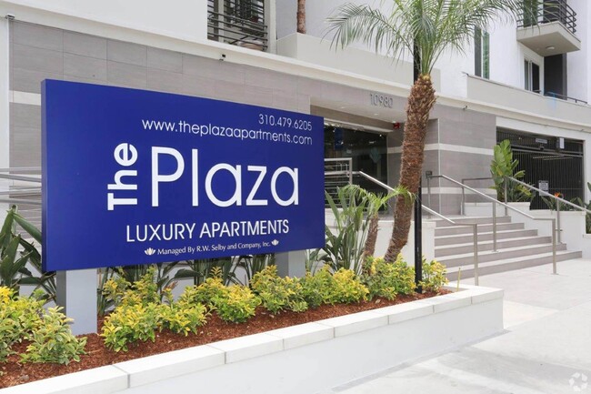 Building Photo - The Plaza Apartments