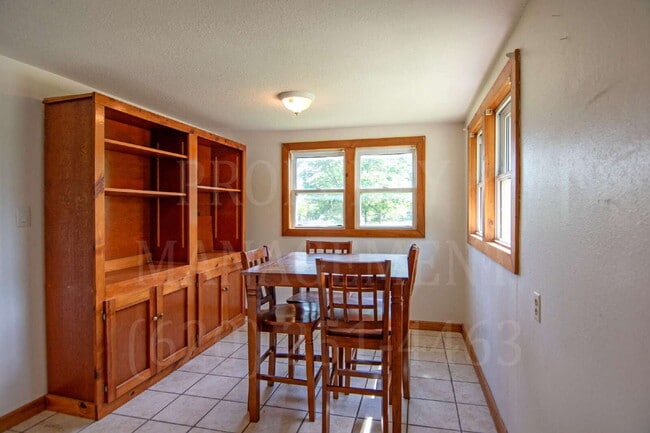 Building Photo - Charming 2-Bedroom 1-Bath + Bonus Room Far...