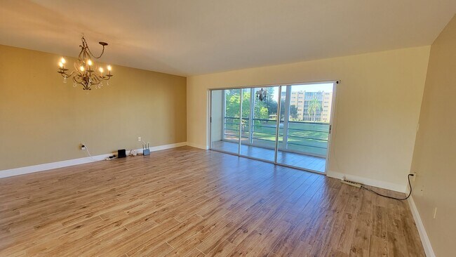 Building Photo - Beautiful 3rd Floor Condo ~ Ironwood Golf ...