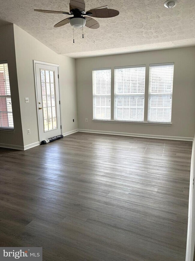 Foto del edificio - 5027 Marchwood Ct
