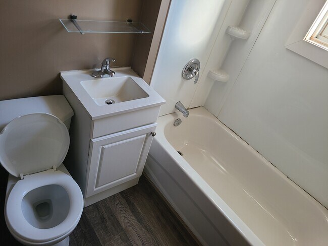 Photo du bâtiment - 1574 Logan Ave