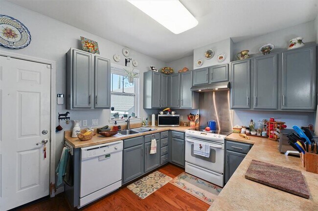 Foto del edificio - Welcome to your dream home in the heart of The Oaks!
