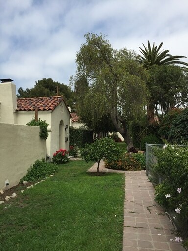 Building Photo - 926 N Serrano Ave