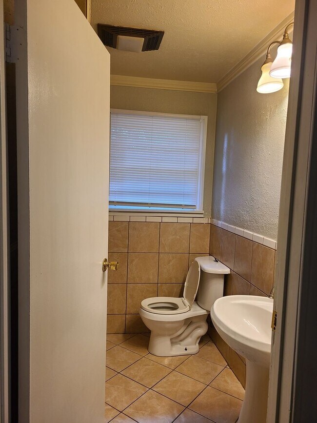 Building Photo - Cute 2 bedroom house!