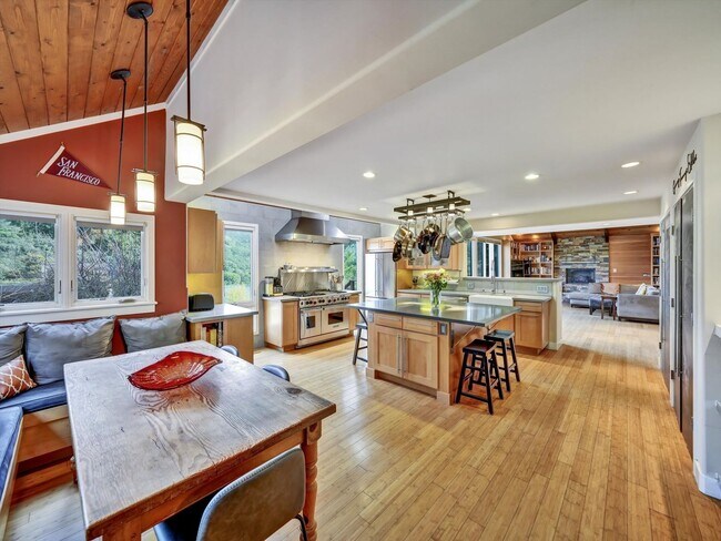 Foto del edificio - Fully Furnished Retreat in Tam Valley- Pet...